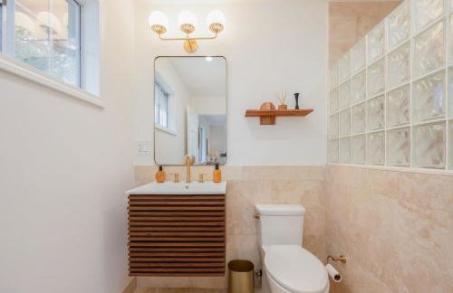 Seaside Home Modern Retreat with Breathtaking Views and Beachside Charm - Foto 18