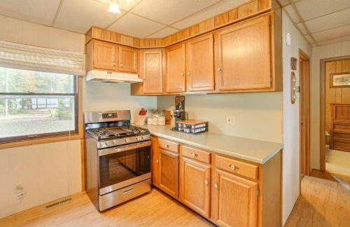 Dock and Fire Pit Lakefront Cottage in Gould City! - Foto 10