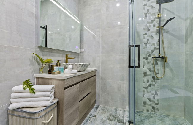 High-end Modern Villa Spa Pool & Views - Photo 38