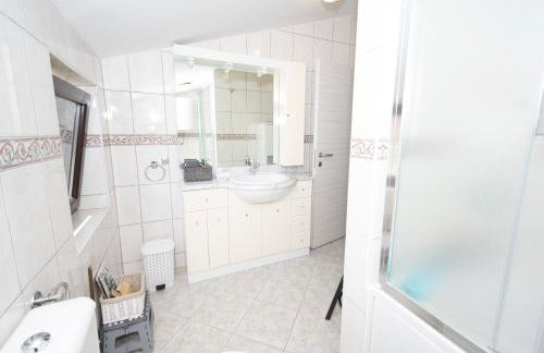 Spacious villa for 10 with a big private pool - Photo 35