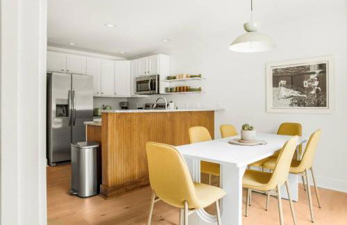 Walk to the Beach & Town | Stylish Beach Home - Foto 10