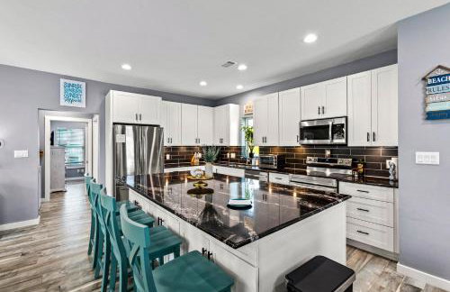 Relax And Sea NEW Luxury Canal-View Escape Gated Community Firepit and Decks - Foto 15