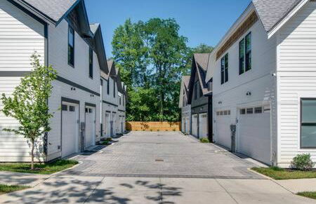 Charming East Nash Retreat, Walk to Dining Faves, Cozy Den, Workspace and Smart TVs, Plush Velvet Sofa, Full Kitchen & Garage, Near Mas Tacos & Five Points, 10 Min to Broadway, 24 Hr Hospitality - Foto 22