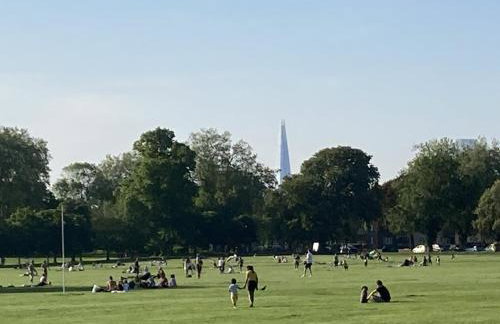 STUNNING GARDEN APARTMENT Central Exclusive Self Catering With Free Off Road Parking By Flat & Wiffi Beautifully Secluded 3 mins From All Amenities THIS IS A HOME NOT A HOTEL - Photo 11