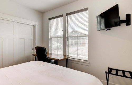 Scenic Modern Home with Private Patio & Fireplace - Foto 37