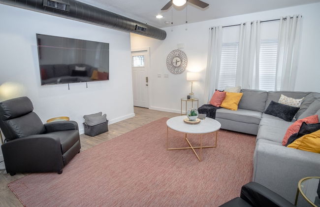 Huge Remodeled 5BR 4BA House Sleeps 20 Downtown - Photo 31