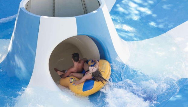 Sui gommoni del parco acquatico