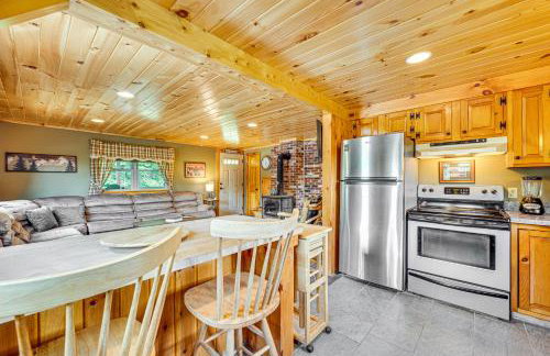 Rustic Cabin in West Danville with Deck and Fire Pit! - Foto 9