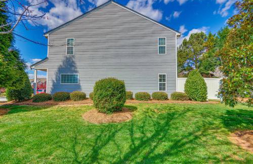 Cozy Greensboro Townhome with Community Pool and Grill - Foto 23