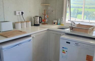 On farm Chalet, sleeps 6, Rhoshirwaun - Foto 9