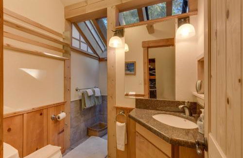 West Pine Cabin on the West Shore by Tahoe Getaways - 2 BR w 2 Bonus Rooms, Hot Tub, Pool Table & Pet Friendly - Foto 11