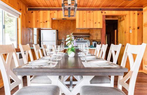 Sequoia Retreat- Spacious Cabin, Hot tub, & Sundeck - Foto 9