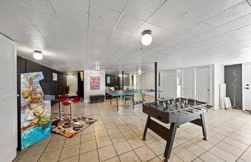 Comfort, Fun, & Charming - 5BR Oasis with Pool - Foto 13