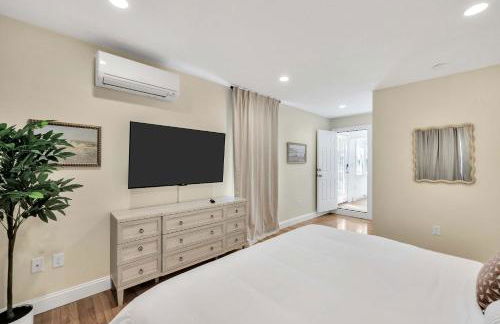 1 Story Family Home Half Mile to Beach with Patio , Grill, Office with Twin Beds, Peaceful Wooded Setting, Spacious Driveway, Garden Views, Walk to Shore, Perfect Cape Cod Getaway for Families - Foto 34