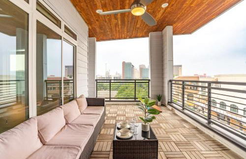 RiverWalk PentHouse Oasis w/Free Parking Gym Pool - Photo 1