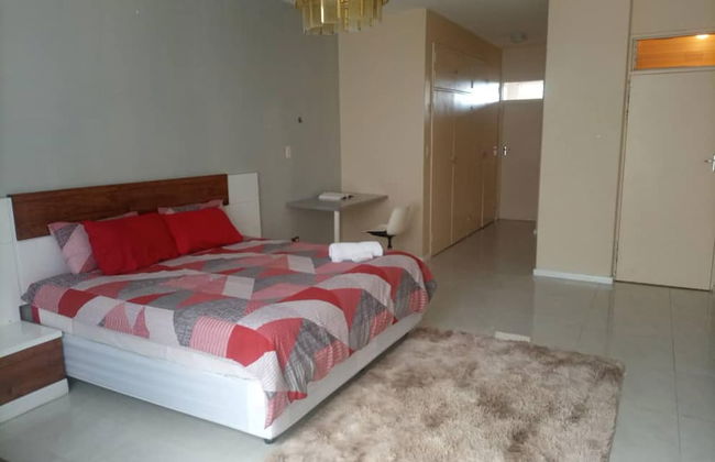 Spacious Executive Holiday Apartment In Bulawayo - Photo 7