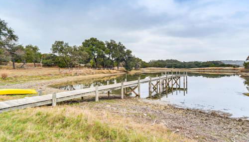 Group Getaway! Hill Country Basecamp with Trails - Foto 3