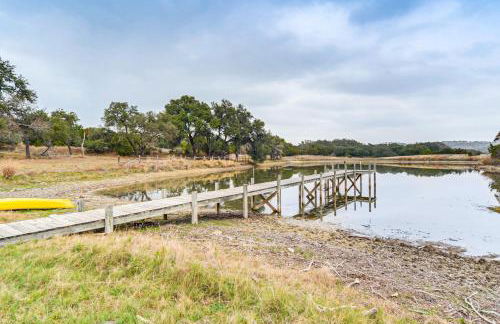 Group Getaway! Hill Country Basecamp with Trails - Foto 3