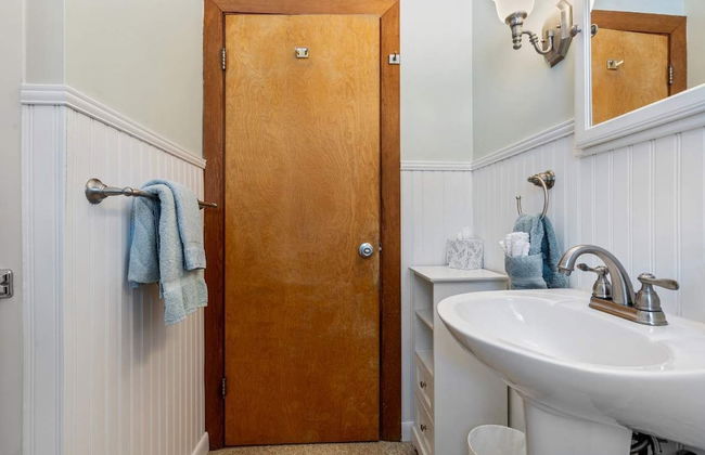 Bayview Beach Cottage For 4! - Photo 33