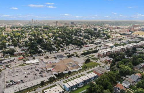 Luxurious Midtown Retreat with Elevator Access - Foto 2