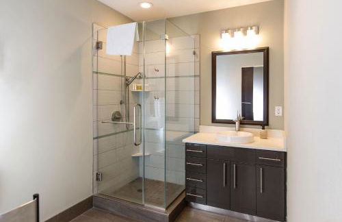 Downtown Modern 2BR Loft Apartment - Sleeps 8-9 - Foto 9