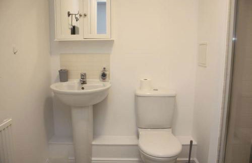 Spacious 2 Bed 2 Bath Apartment & Free Parking - LGW 10min drive - Foto 7