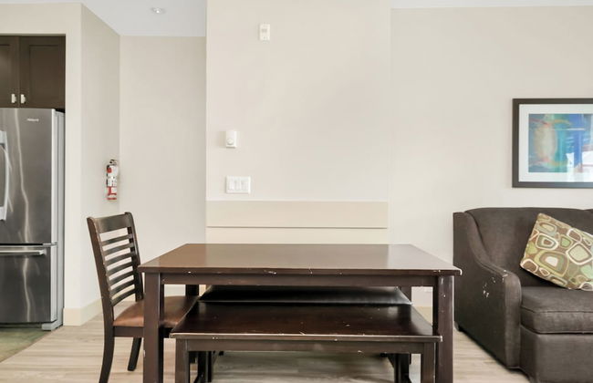 Lakefront Lux 2BR Symphony Of Comfort - Photo 11