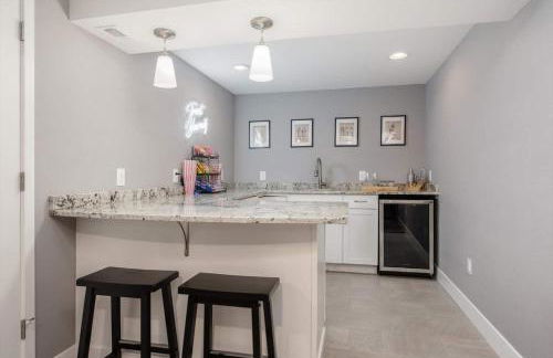 Mid-Mod Marvel Central Game RmWet Bar Patio - Foto 17