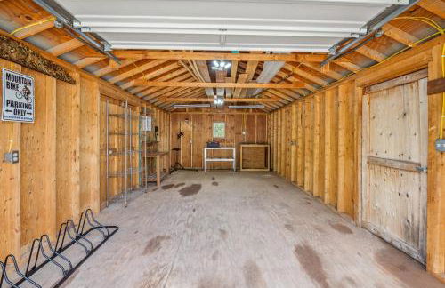 Trailblazer Lodge - Upscale, hot tub, trail, game room, wifi, fire pit, bar, pool table, king bed, view, pet friendly - Photo 31