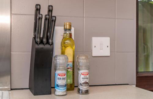 CENTRAL MK- 3Bed, 2 Bath house for LONG TERM CONTRACTOR Stays, free parking for 2 vehicles, DESK & GARDEN space managed by CHIQUE PROPERTIES LTD - Photo 16