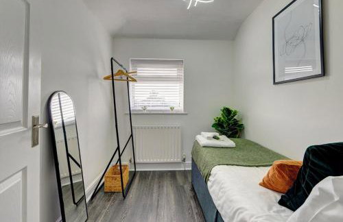 LastMinOffer 10pc Off I A Lovely Executive Home for Families or Contractors I A Lovely Garden and Parking Space I Wifi I Early check-in or Long Term Rates Available I SILVA Short Term Lets 4 out of 5 from over 650 stays - Photo 34