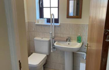 Large, 3 Floors, Quiet, Sleeps 16, 4 Bathrooms, 5 Parking, Semi rural Leicester - Foto 45