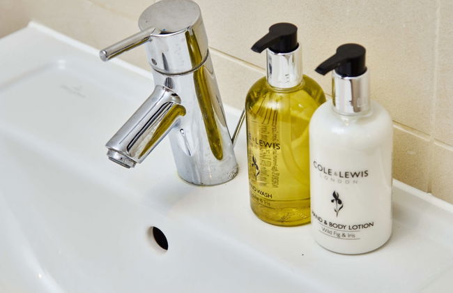 Deluxe City Centre Apt Balcony & View & Free Parking - Photo 11