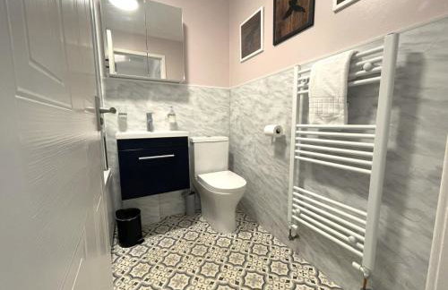 Modern 2 Bed House Sleeps 6 Southam Town Centre - Inspire Homes Ltd - Foto 10