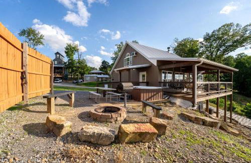 Mountain High Cabin with hot tub fire pit & indoor pool - Foto 34