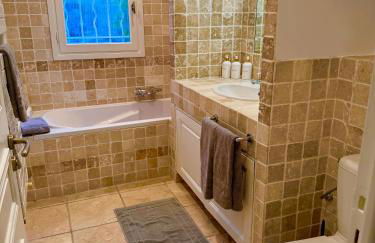 Prestigious villa in Cannes with stunning sea views - Photo 4