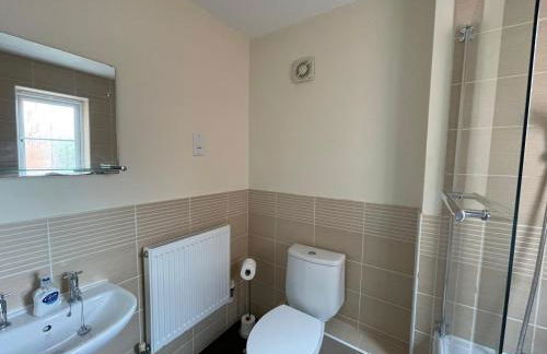 The Iris house is close to city centre and is ideal for tourists, visiting family members or work related activities including contractors - Foto 6