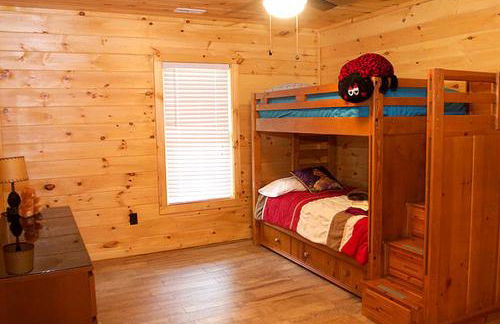 Gorgeous Log Cabin Rental near the Blue Ridge Mountains in Dobson, North Carolina - Foto 9