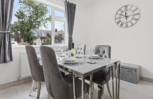 4 Bed Home sleeps 7 close to Cheshire Oaks Princes Rd - Photo 24