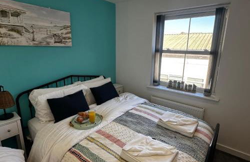 Sunny 2-Bedroom Coastal Stay with Free Parking - Foto 1