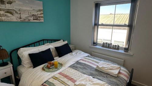 Sunny 2-Bedroom Coastal Stay with Free Parking - Foto 1