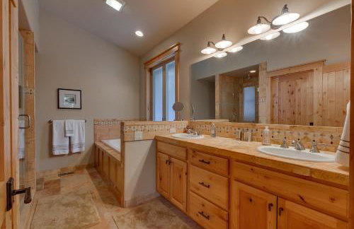 Skislope Manor - Spacious Tahoe Donner 4 BR with Gorgeous Home Theater and Hot Tub - Foto 15