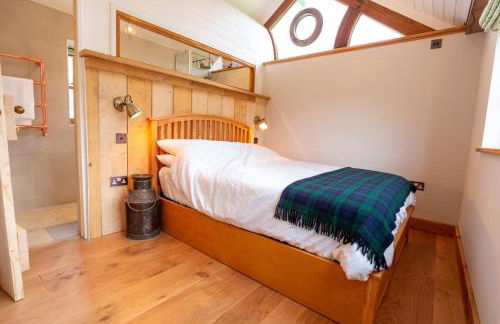 Idyllic countryside cabin with stream and lake - Foto 10