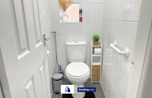 Spacious 3 BDR By Avalora Short Lets & Serviced Accommodation Queensway With Big Garden, Near Train Station, Airport & Large Driveway - Photo 6