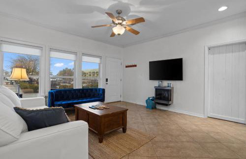 Steps from the Sand and Town Green - 2BR Coastal Retreat - Foto 6