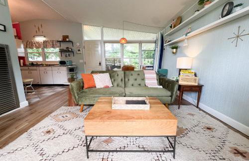 Mid-Century Modern Themed Home with Outdoor Hot Tub - Foto 8