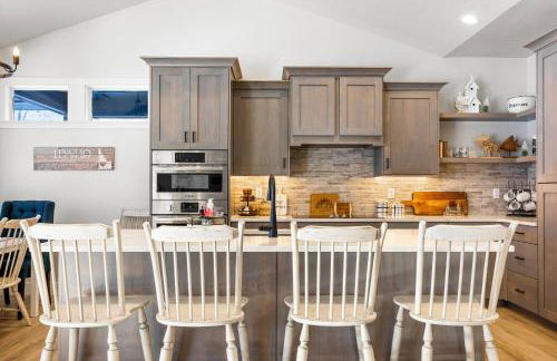 New Mountain Bluebird - walk to lake, golf, and town - game rm - family friendly - sleeps 14 - Photo 2