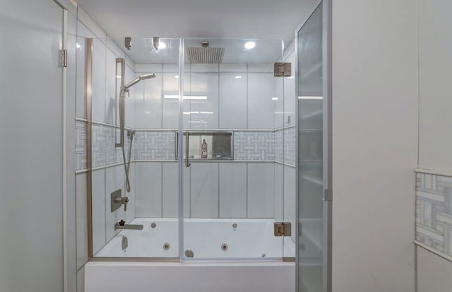 Art Deco Broadway Bedroom (with Shared Common Area) - Photo 15