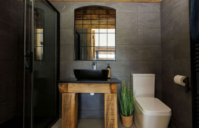 Romantic Countryside Lodge With Hot Tub - Photo 17