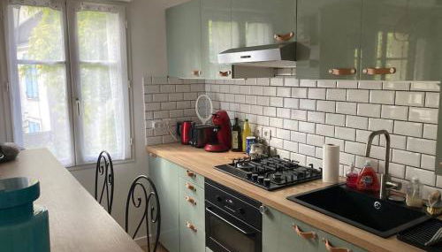 Charmant T2 avec balcon - Golf National à 5 min - Foto 3, stove, minibar